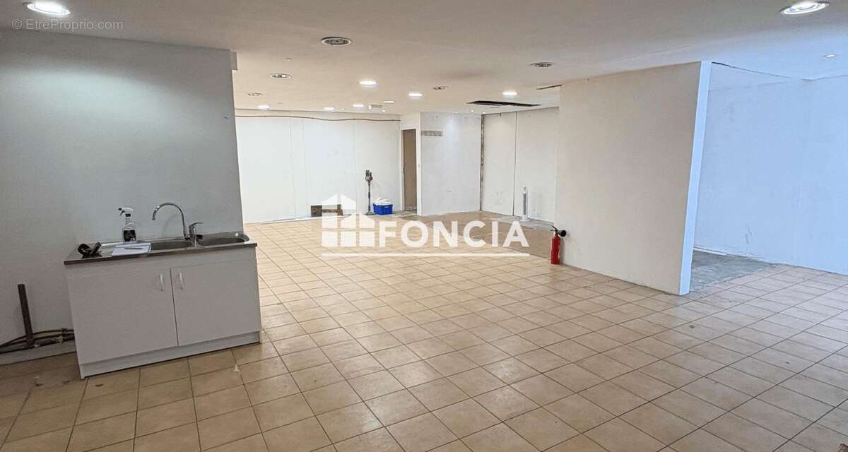 Local commercial 127 M2, quartier Saint Roch rez de chaussée avec vitrine - photo 2