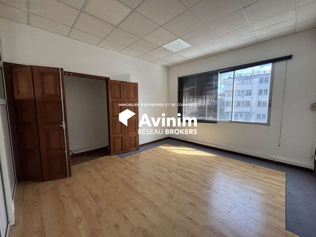 Commerce 105 m² à Pointe-A-Pitre  - photo 3