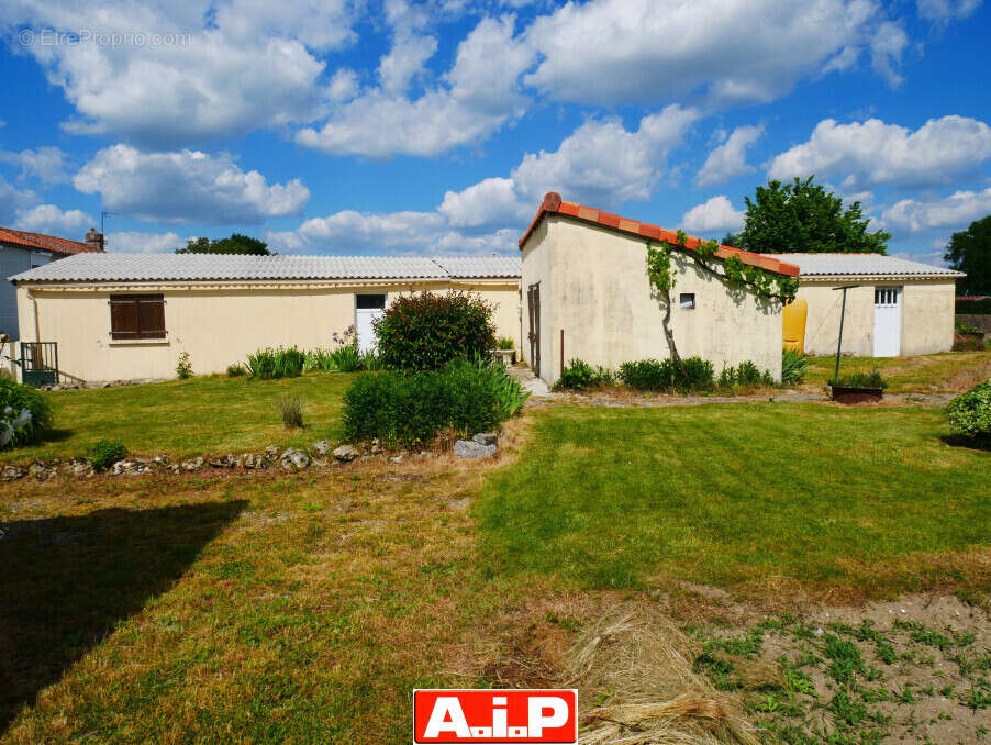 Maison à MONCOUTANT