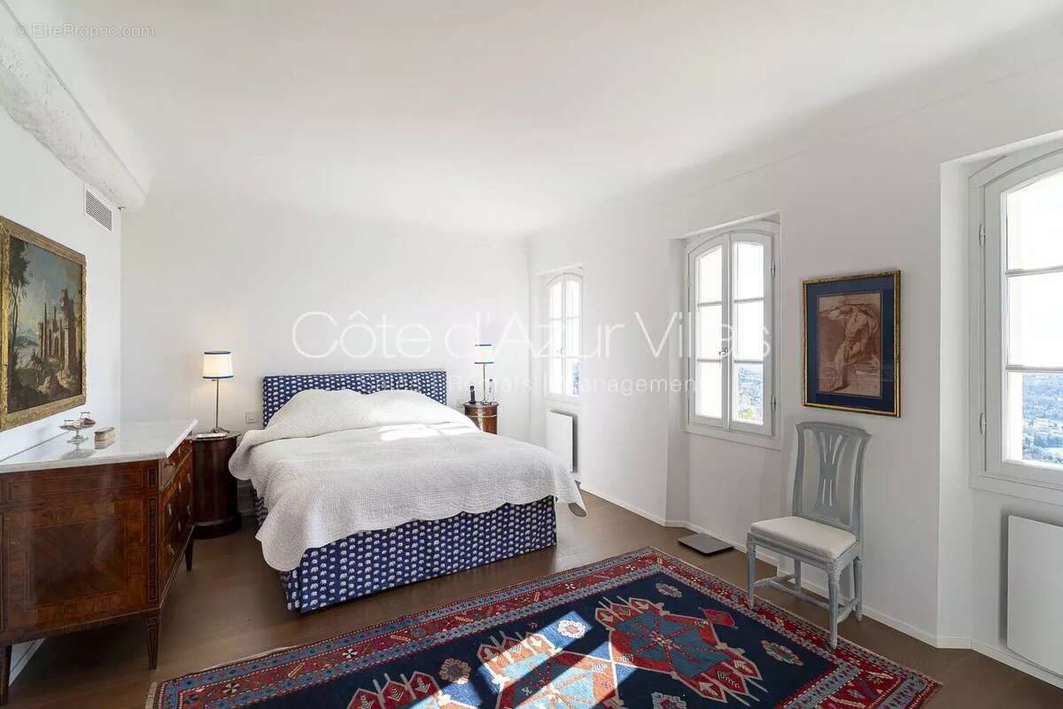 Maison à CHATEAUNEUF-GRASSE