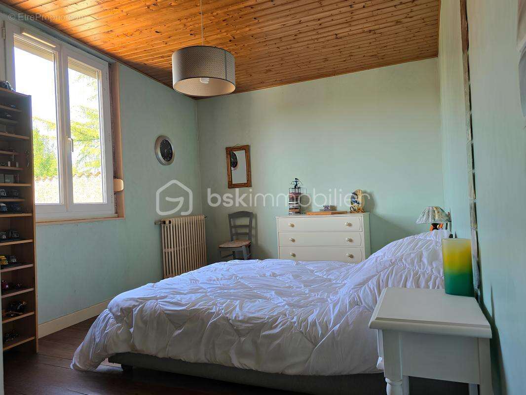 Maison familiale en pierre – beaux volumes, dépendances et parcelle urbanisable au cœur de beaurepaire - photo 8
