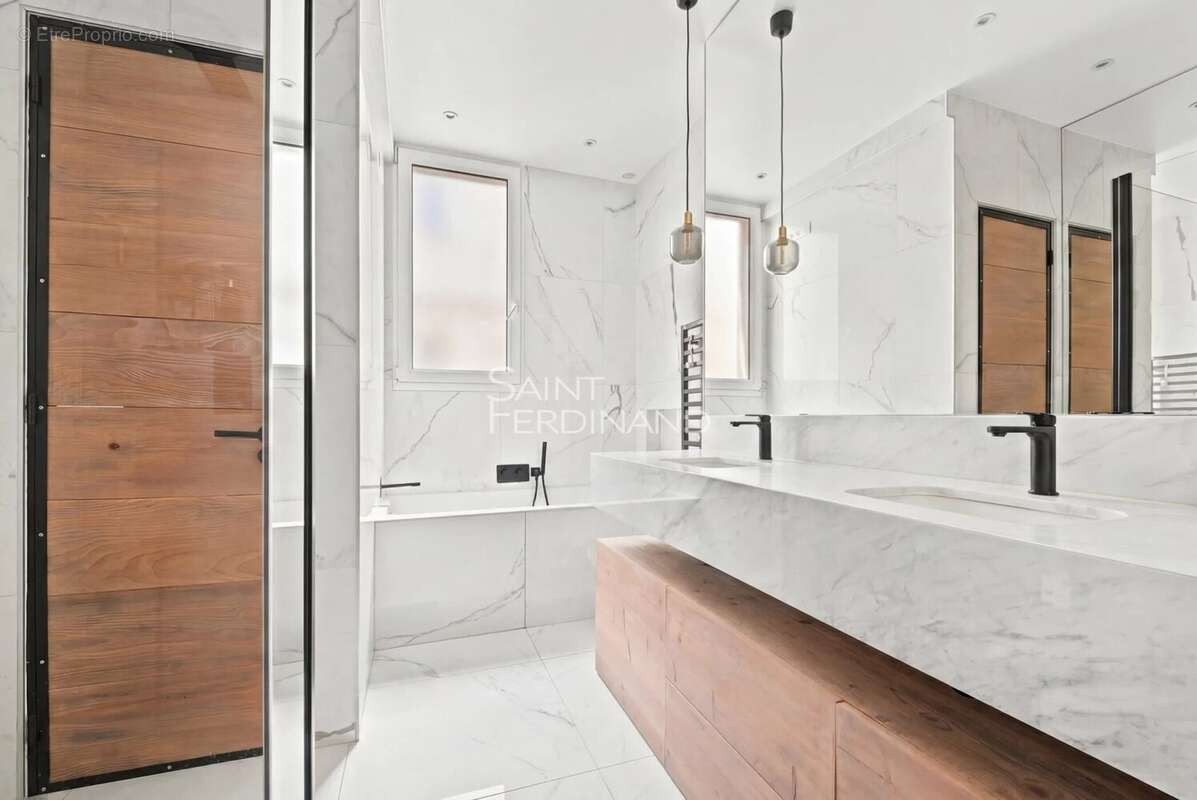 Appartement à PARIS-17E