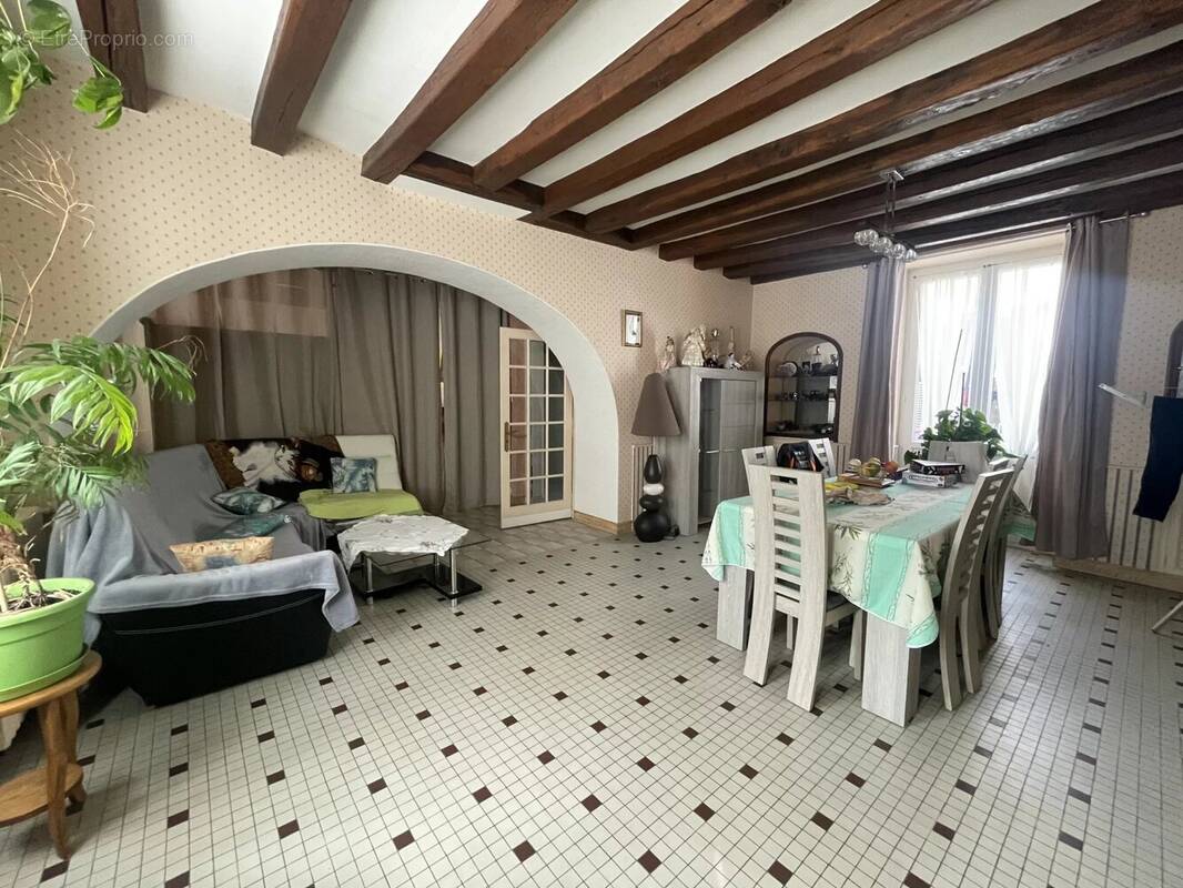 Maison à MONTS-SUR-GUESNES