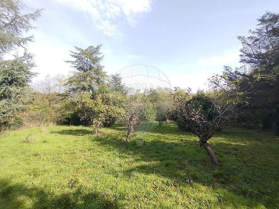 Terrain à CHARBONNIERES-LES-BAINS