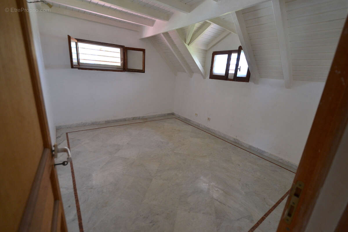 BM: Propriété de caractère. 244m2. 2 T3 + 1 T5. Emplacement résidentiel et recherché. - photo 13