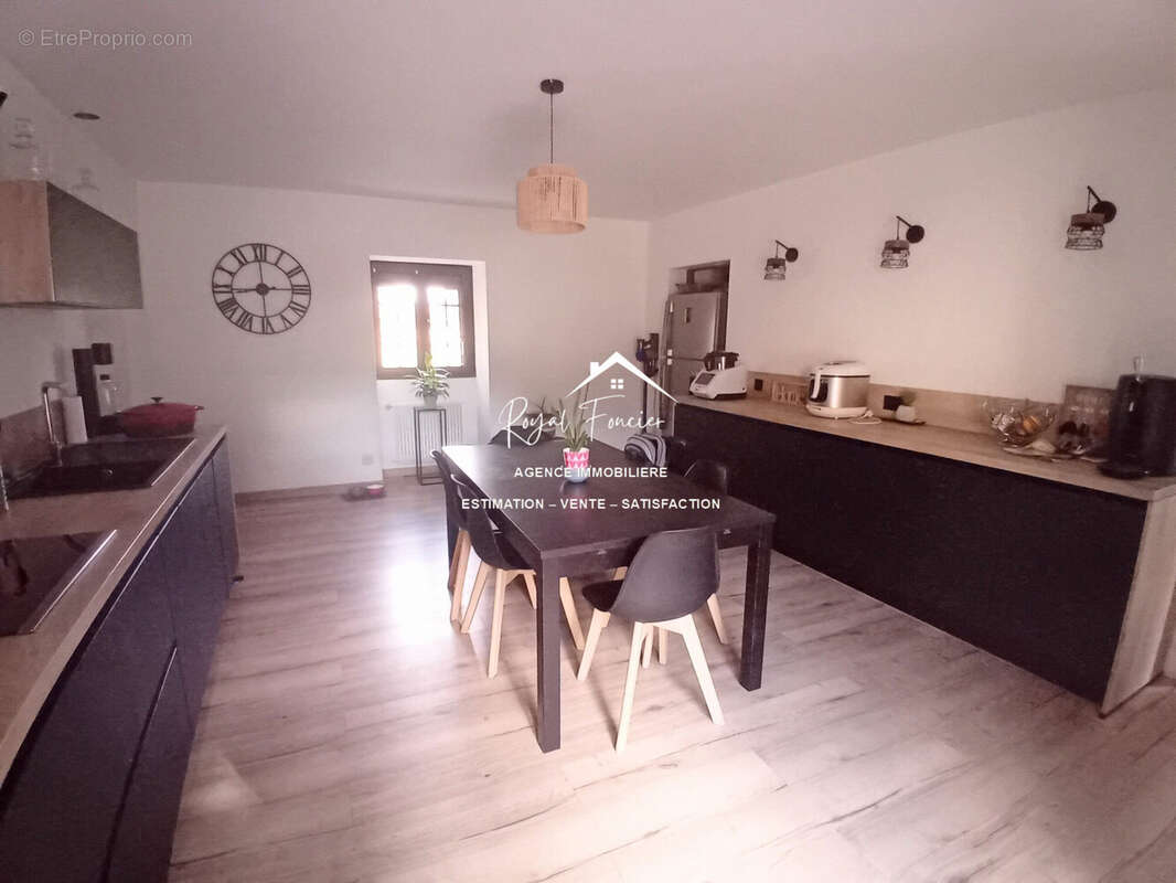 Cuisine A et E  - Maison à LA CELLE-SAINT-AVANT