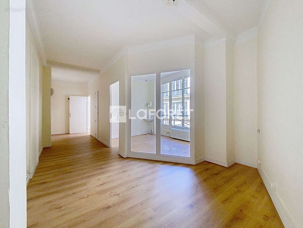 Commerce à PARIS-8E
