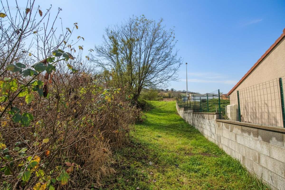 Terrain 859 m² à Les Martres-De-Veyre  - photo 6