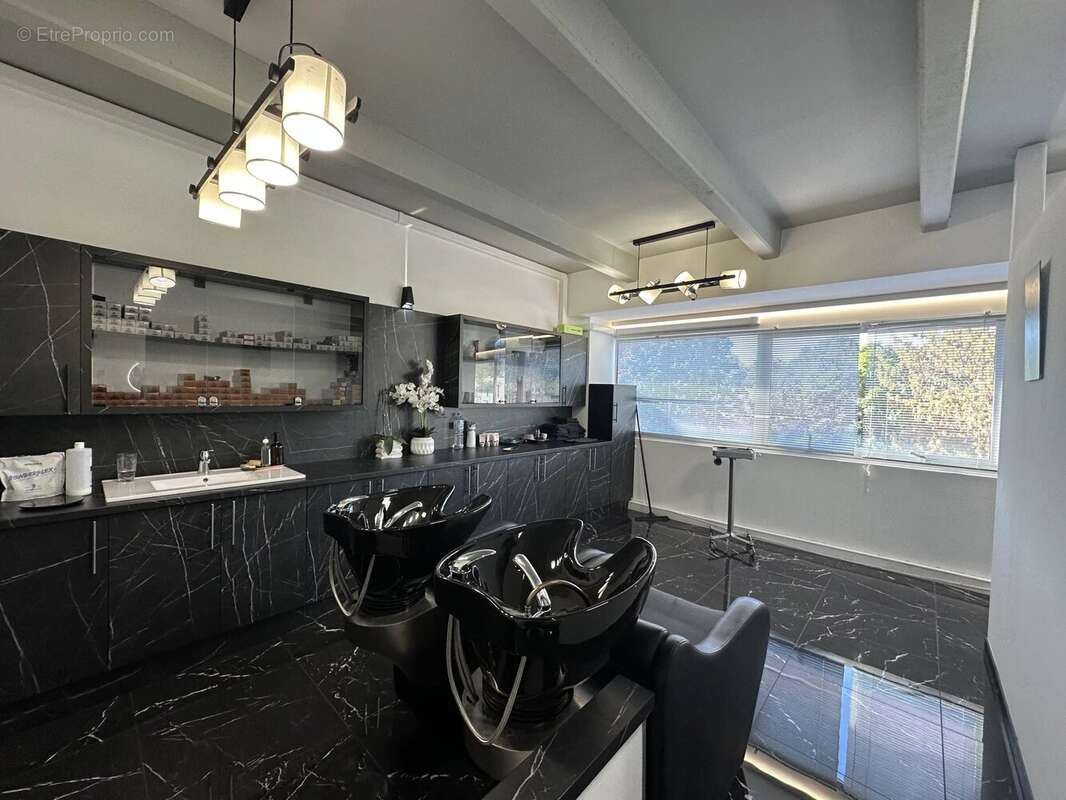 Commerce à LA GAUDE