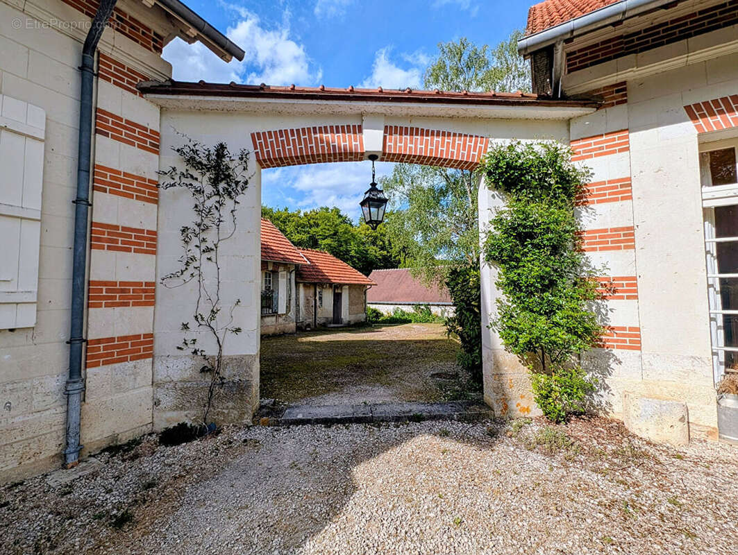 Maison à VALLIERES-LES-GRANDES