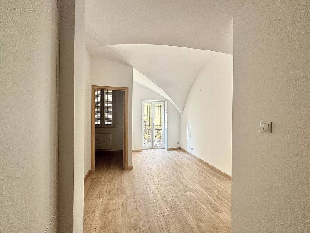 Appartement à SAINT-LAURENT-DU-VAR