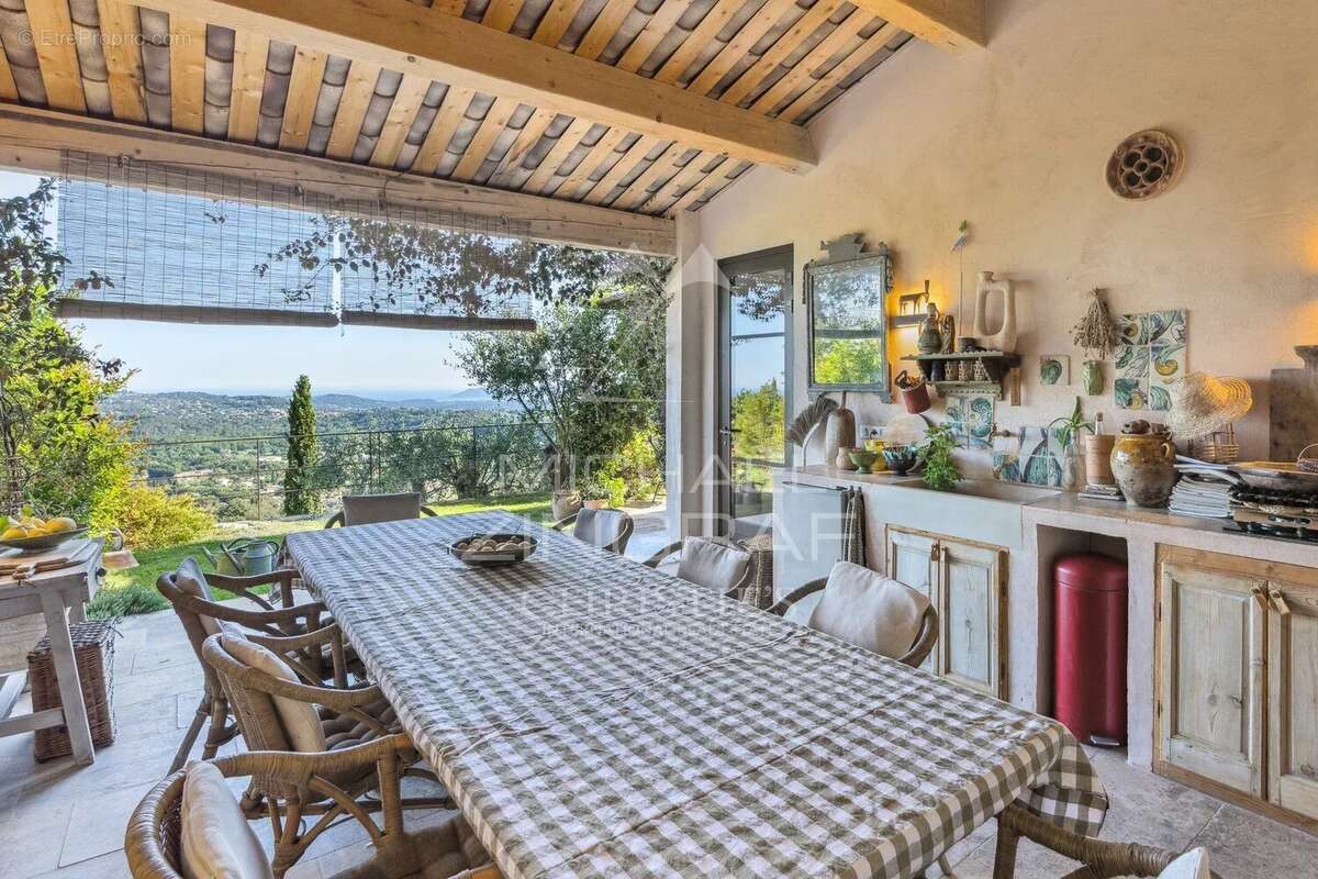 Maison à CHATEAUNEUF-GRASSE
