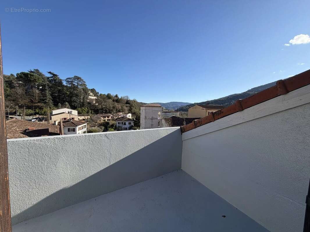 Appartement à CONTES