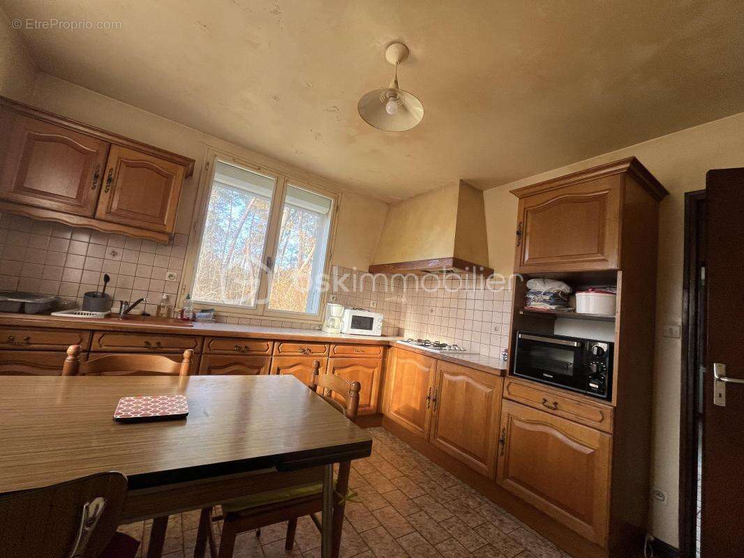 Maison à SAINT-PIERRE-DE-CHIGNAC