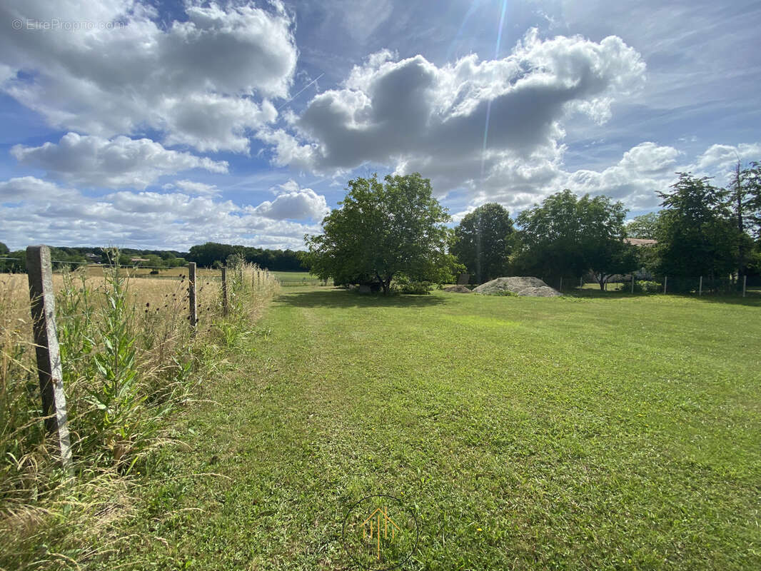 Terrain constructible de 2 500 m2 à Yviers   Une belle opportunité pour votre projet ! - photo 5