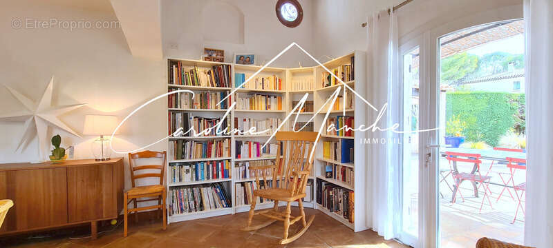 Maison à SAINT-MITRE-LES-REMPARTS