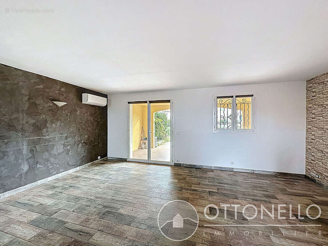 Maison à ROQUEBRUNE-SUR-ARGENS