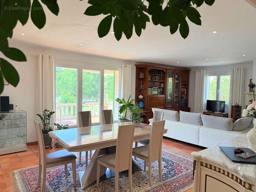 Maison à SAINTE-CECILE-LES-VIGNES