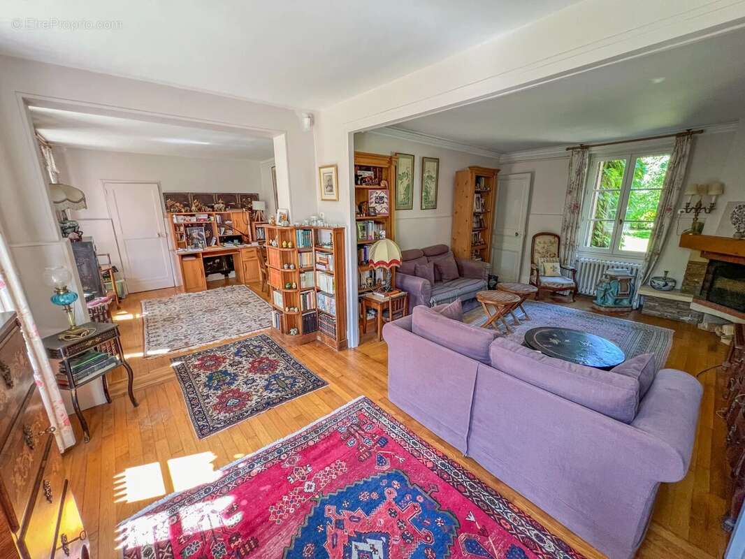 Maison à LE MESNIL-SAINT-DENIS