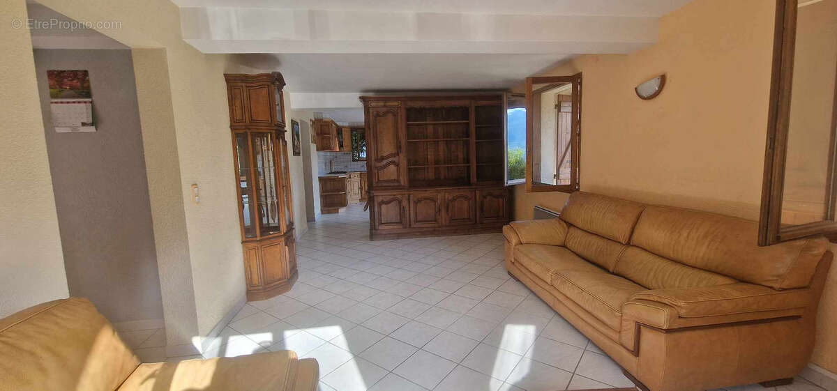 Dans quartier résidentiel avec une vue lac et montagne, grande villa composée de 3 appartements - photo 5