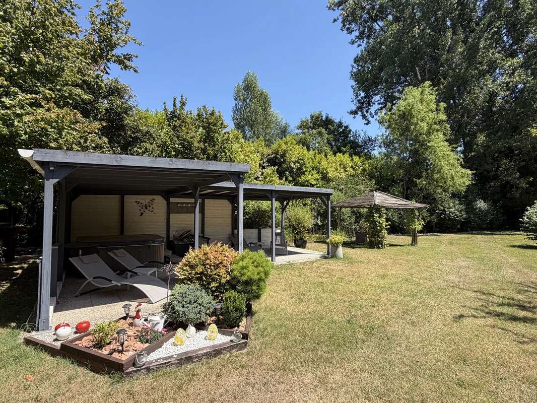 Maison de caractère avec gite indépendant, piscine et jardins, à quelques pas de Saint-Cyprien - photo 16