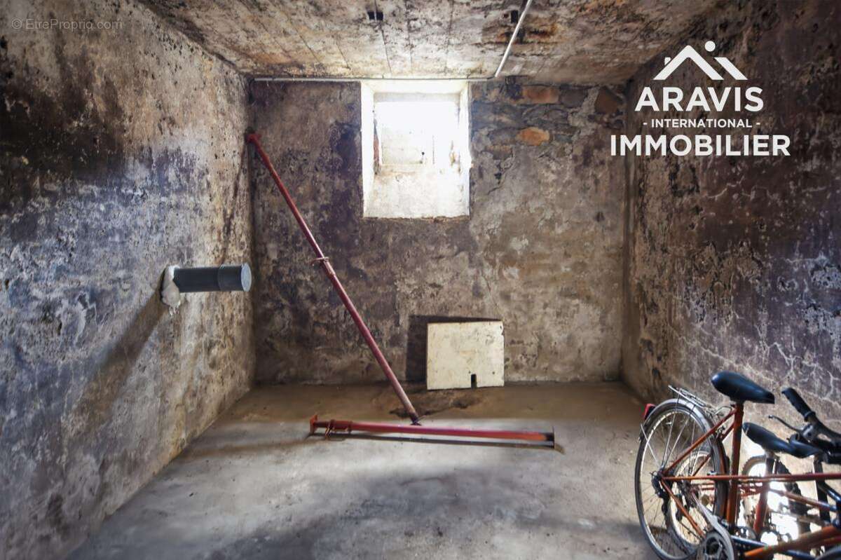 Maison à LA RIVIERE-ENVERSE