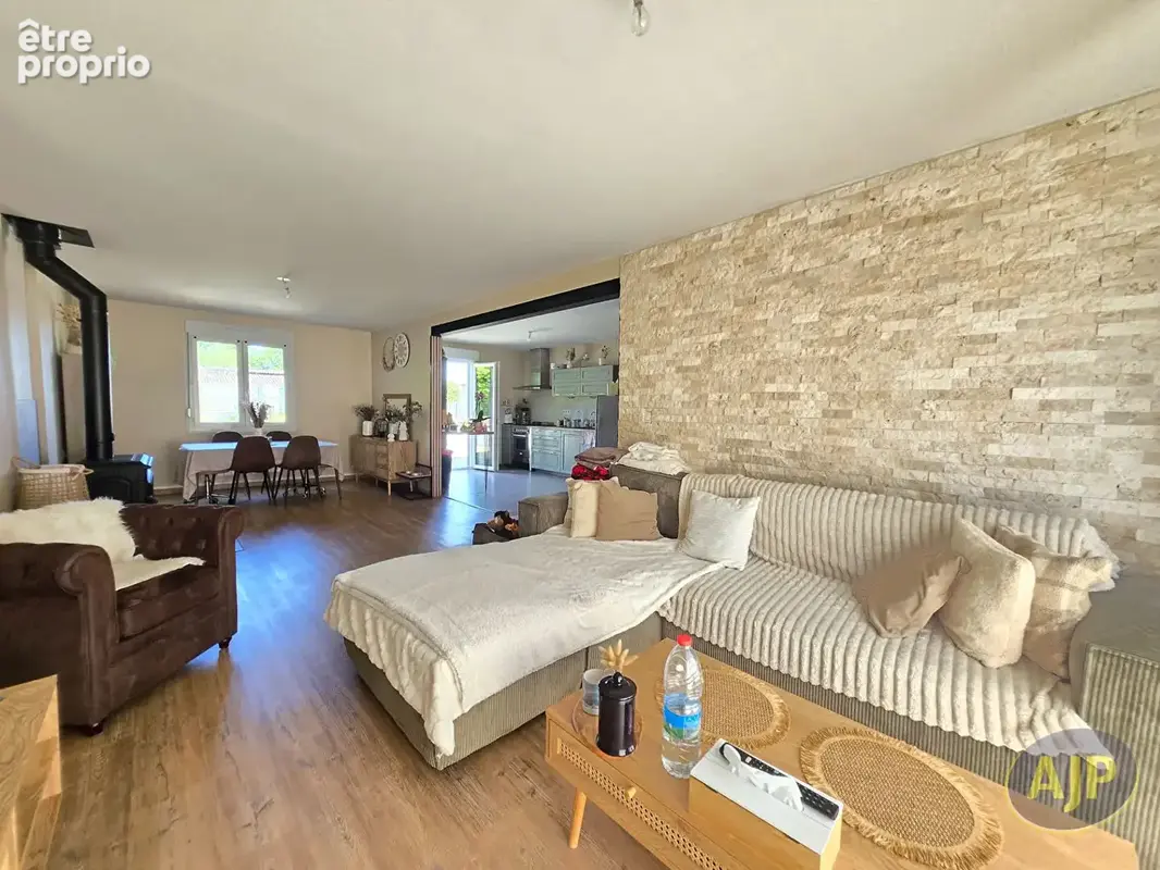 SAINT-JEAN-BREVELAY : Maison T5 dans le bourg, entièrement rénovée  - 20 min de Vannes ? DPE C ? Uniquement chez AJP ! - photo 2