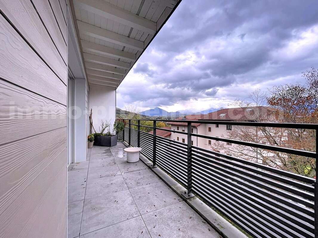 Appartement_T4_Cranves-Sales_belle_superficie_prix_frontière_Suisse_direction_GENEVE_autoroutes_investissement_locatif_vente_vue_séjour_salon_cuisine_balcon_ - Appartement à CRANVES-SALES