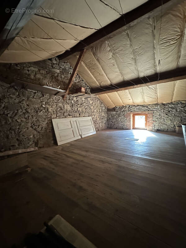 Maison à LA MONNERIE-LE-MONTEL