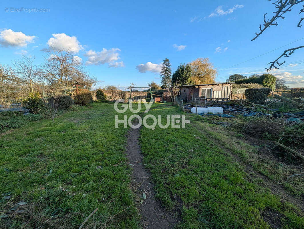 Maison à SAINT-QUENTIN-LES-ANGES