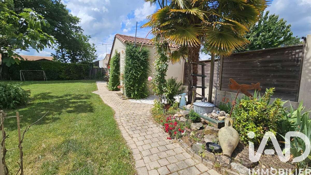 Photo 2 - Maison à LA CHAIZE-LE-VICOMTE