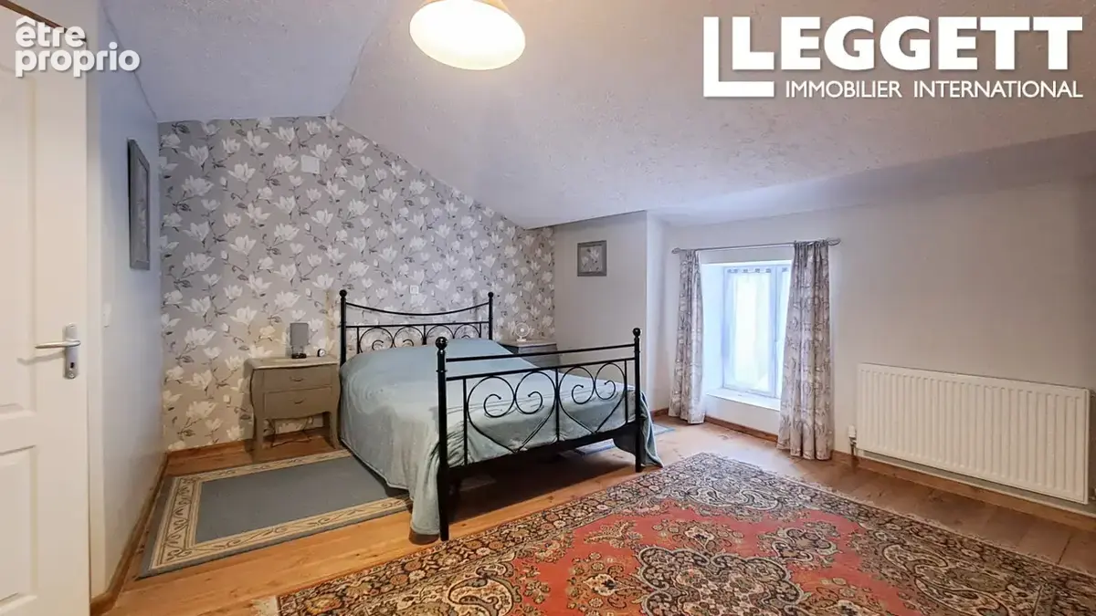 Maison spacieuse au cœur d'un petit village, 4 chambres, Cour jardin close de murs - photo 10