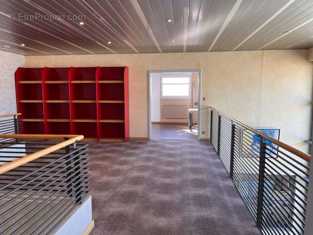 À vendre   Ensemble immobilier professionnel avec bureaux, entrepôts sur 8 136 m2 - photo 7