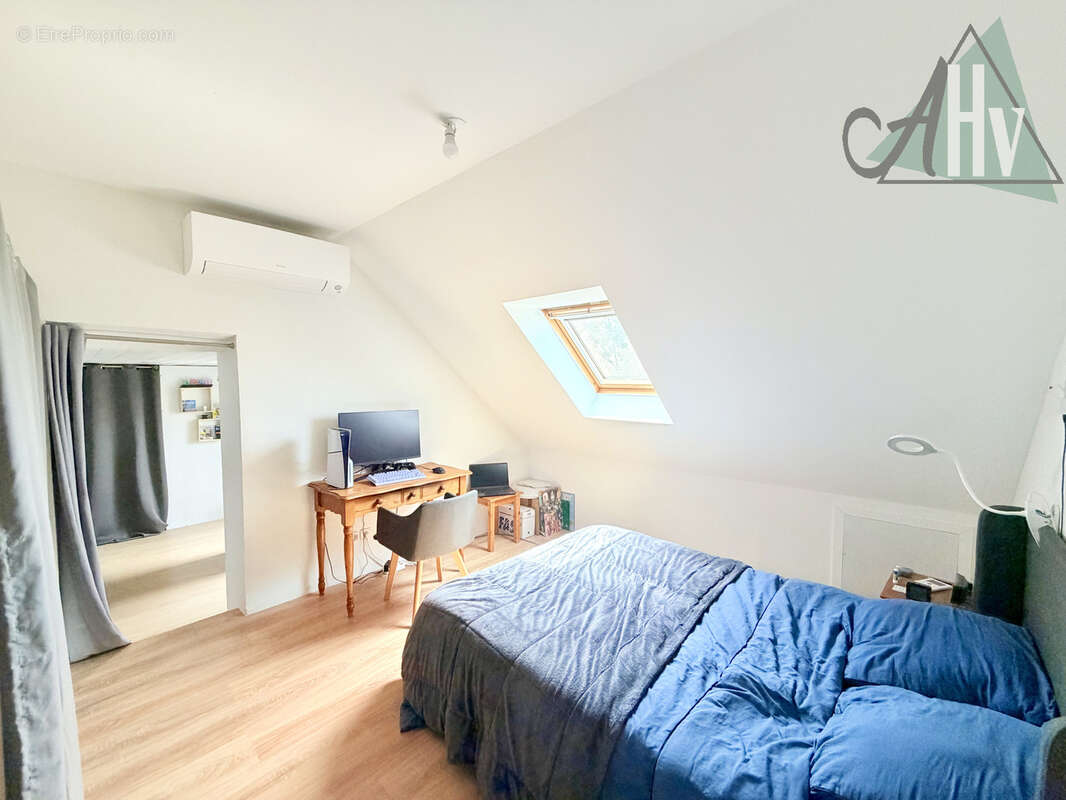Maison - 7 pièces - avec jardin et garages - Villiers-Saint-Georges - photo 11