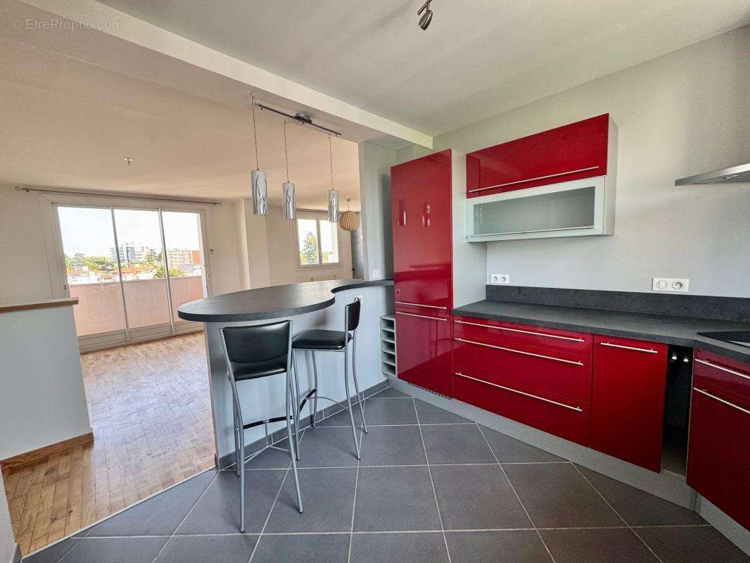 T4 rénové de 82 m² – Dernier étage, vue dégagée, ascenseur et garage - photo 5