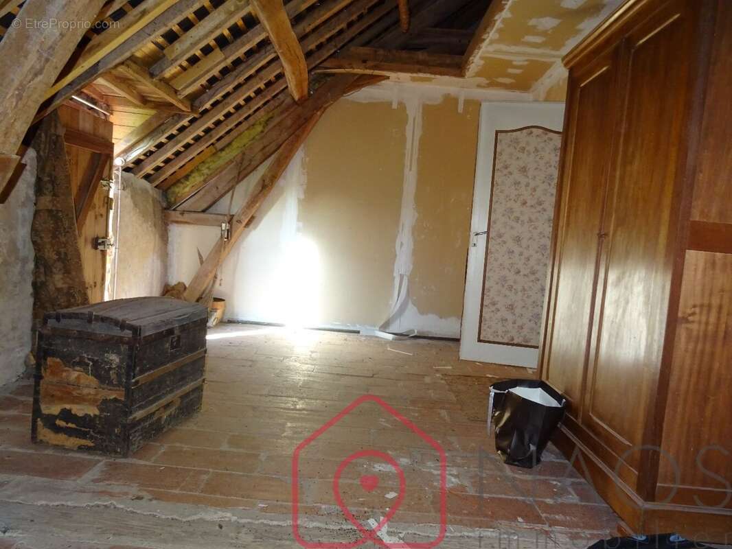 Maison à LA CHAPELLE-D'ANGILLON