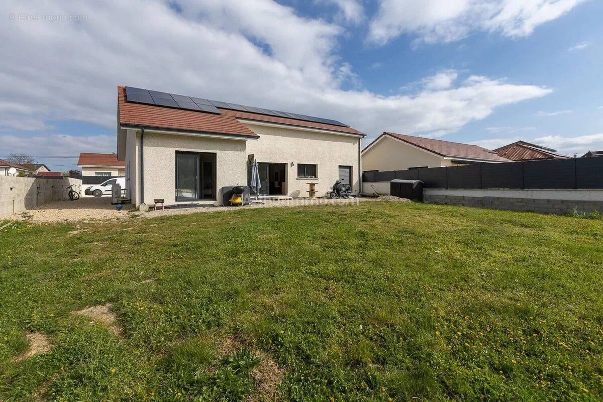 Maison à VEZERONCE-CURTIN