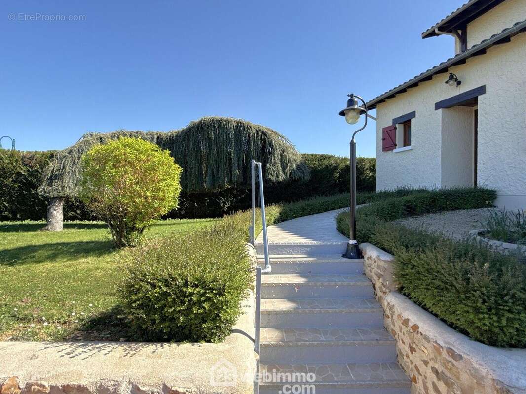 Accessible par quelques marches,