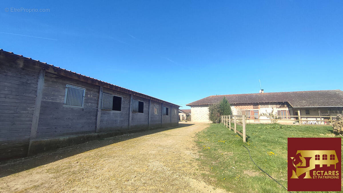 Maison à SAINT-TRIVIER-DE-COURTES