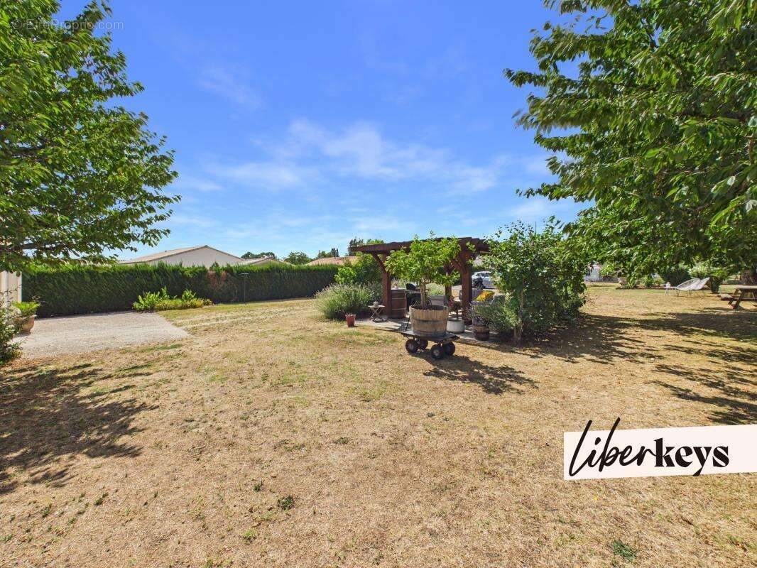 AUBIE-ET-ESPESSAS – Maison T5 rénovée 110 m² – Terrain 1 700 m² - photo 10