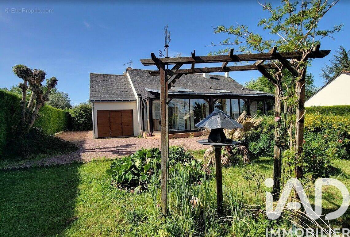 Photo 1 - Maison à LE COUDRAY-MACOUARD
