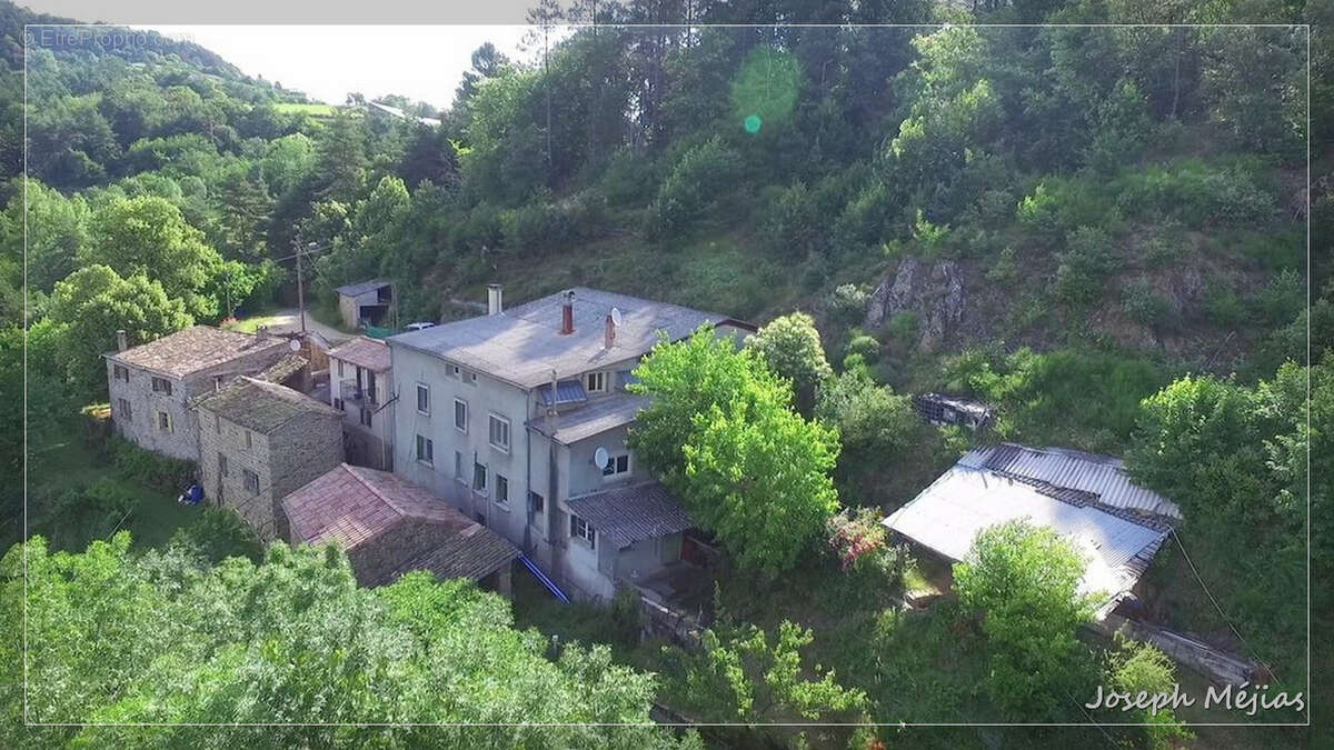 Trois logements, un vaste entrepôt et plus de 2 500 m2 de terrain : un lieu pensé pour donner vie à vos projet - photo 9