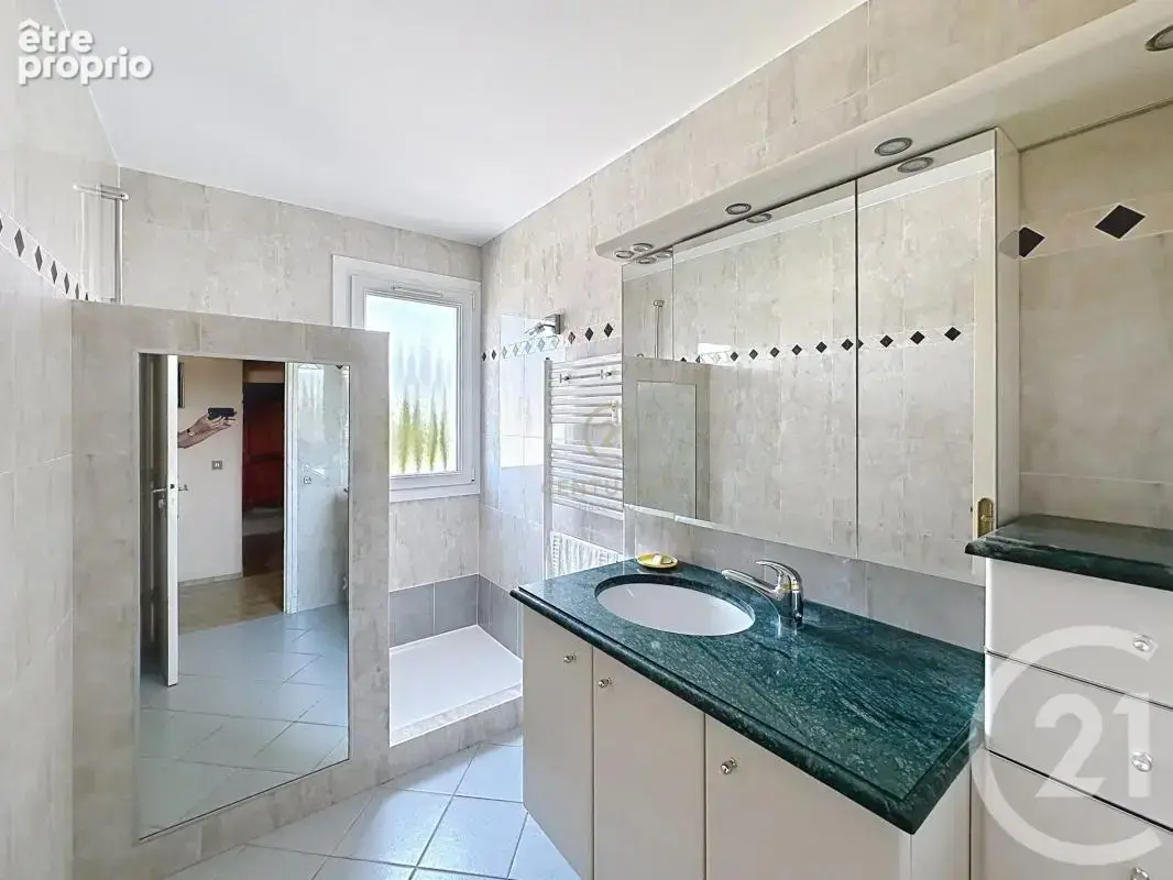 Appartement 67 m² à Sainte-Foy-Les-Lyon  - photo 12