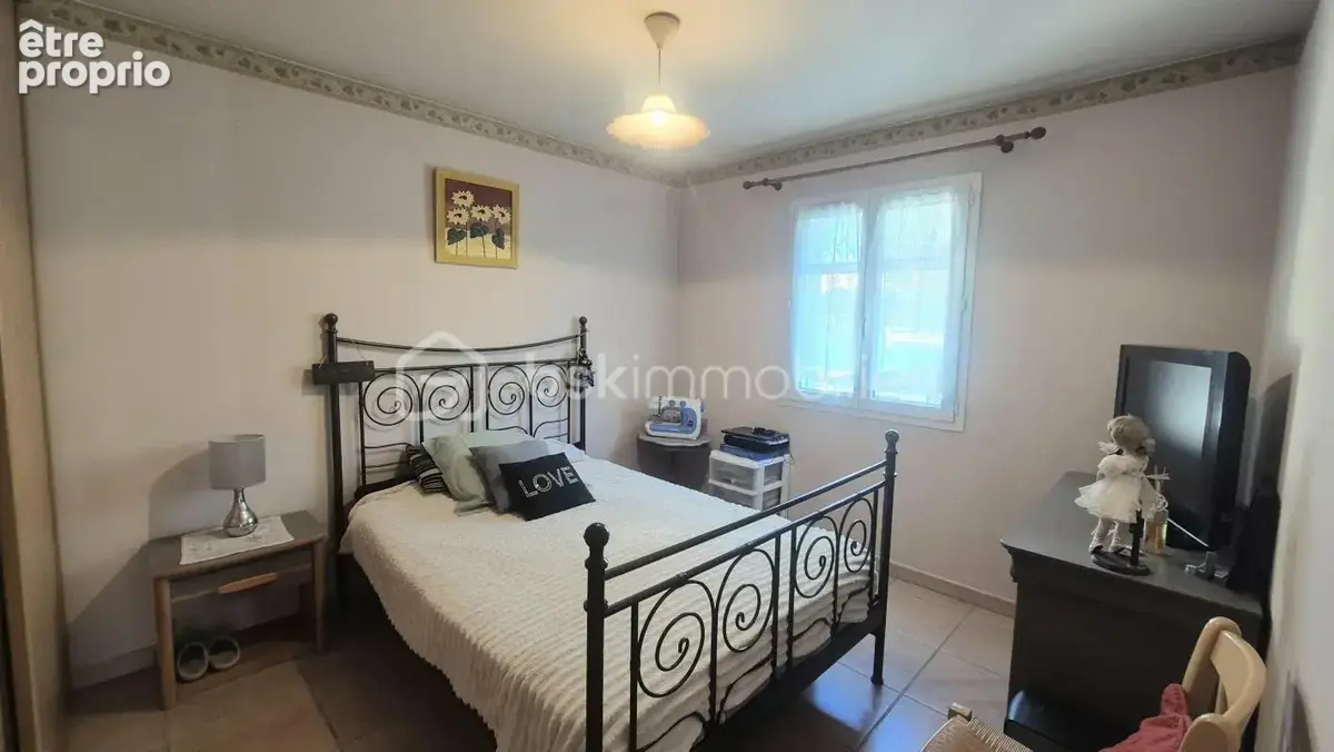 PIERREFEU - Villa de 128 m² - Parcelle 1000 m² - 4 chambres - Garage - Piscine - photo 10
