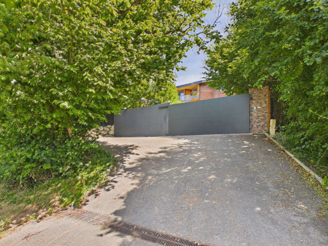 LUCINGES - Maison d'architecte contemporaine de 7 pièces avec piscine. - photo 7