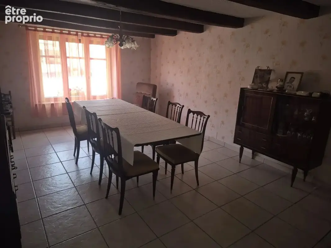 A VENDRE – Maison mitoyenne de 110 m² avec garage, dépendances, terrasse et jardin à Regney - photo 3