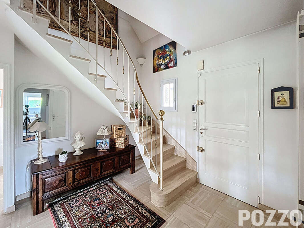 A Vendre - Élégante maison bourgeoise de 180 m² en plein coeur de Saint-Hilaire-du-Harcouët - photo 5