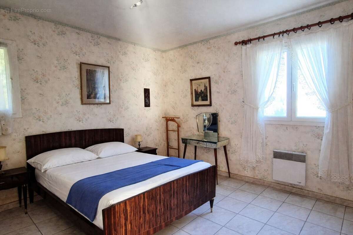 Maison à CEYRESTE
