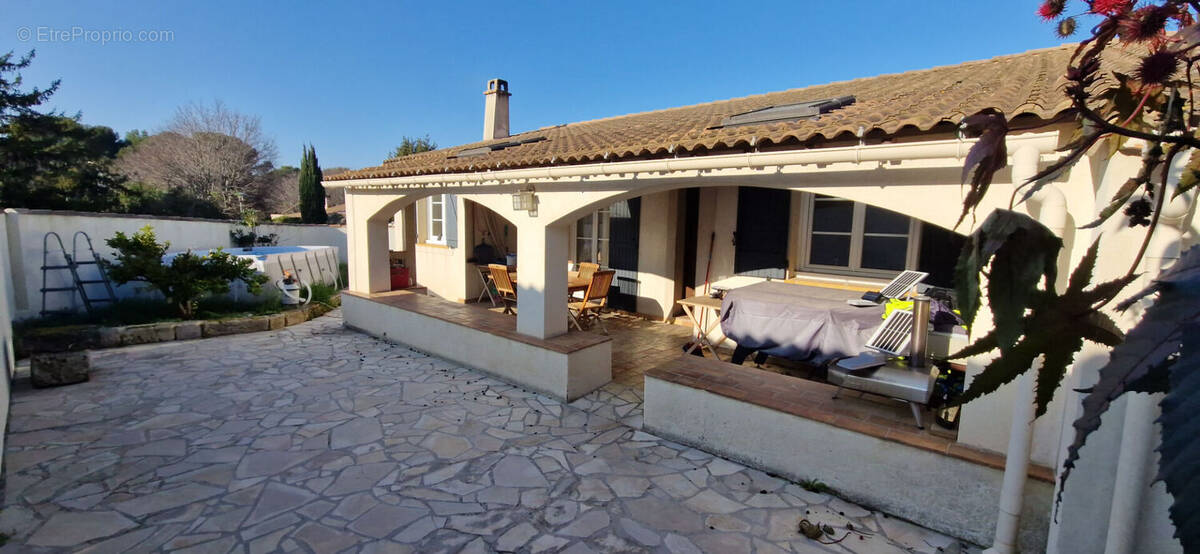 Maison à SAINT-MITRE-LES-REMPARTS