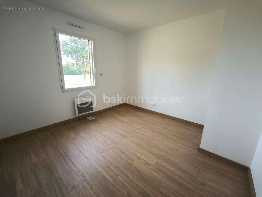 Maison récente de plain-pied avec grand terrain - photo 7
